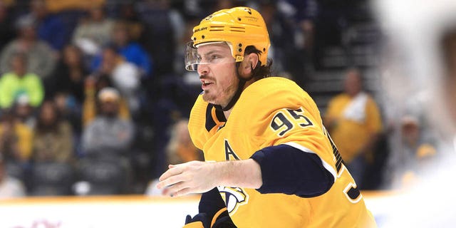 Nashville Predators center Matt Duchene (95) skates to the bench after sustaining a hand injury during the NHL game between the Nashville Predators and Toronto Maple Leafs, held on March 26, 2023, at Bridgestone Arena in Nashville, Tennessee.