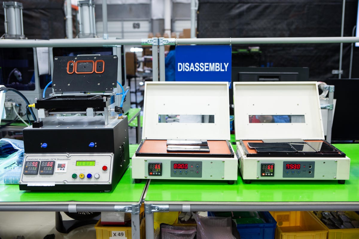 The hot plates used at the screen disassembly station in Samsung's repair facility