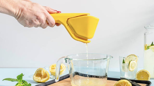 fluicer juicing lemon into bowl