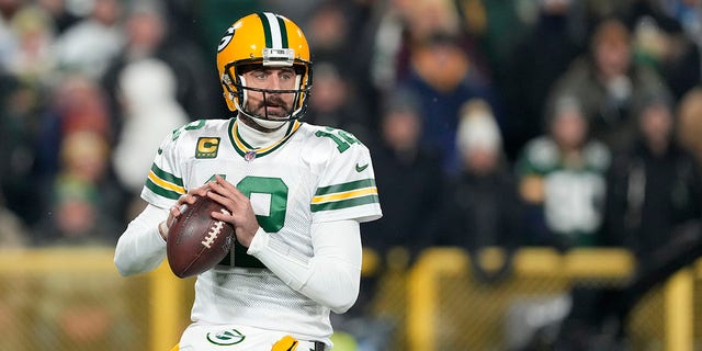 Aaron Rodgers looks to throw a pass against the Titans