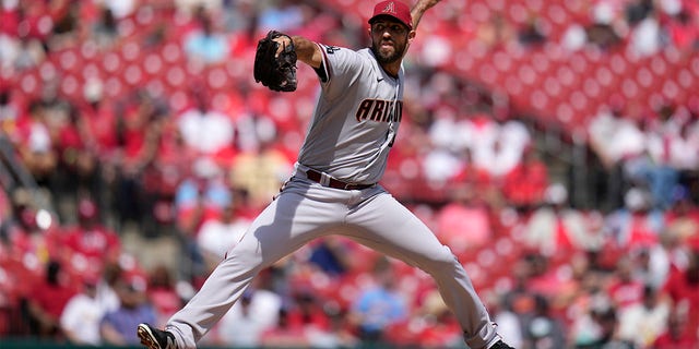 Madison Bumgarner pitches against the Cardinals