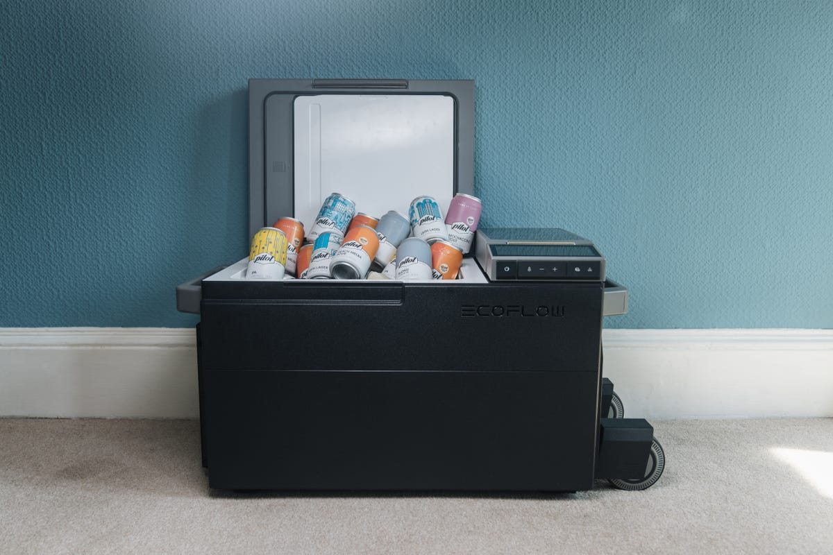 The EcoFlow cooler with its lid open and several cans of beverage