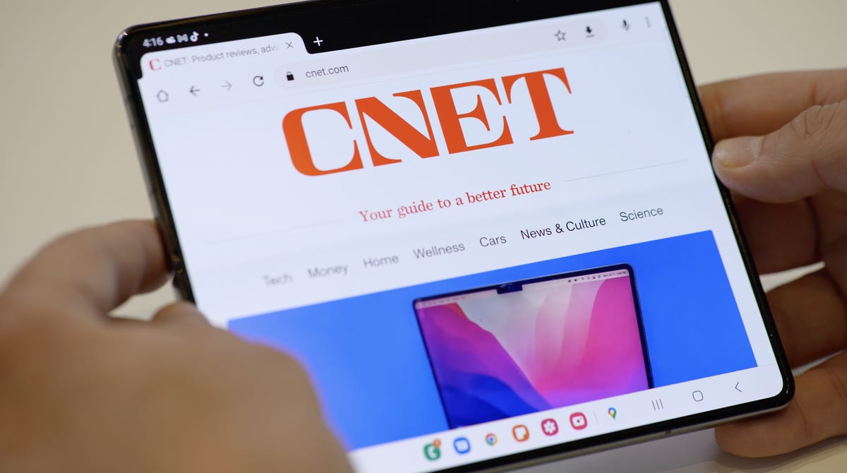 Galaxy Z Fold 4's main screen showing the CNET website