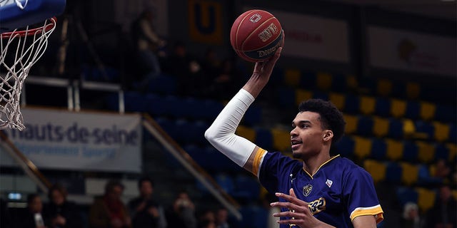 Victor Wembanyama of Metropolitans 92 warms up before the Betclic Elite match against Nancy at Salle Marcel Cerdan on March 10, 2023, in Levallois-Perret, France.