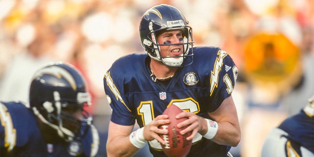 Ryan Leaf drops back to pass