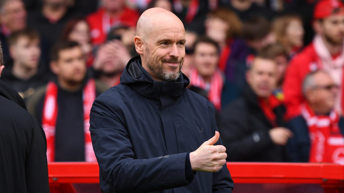 Manchester United manager Erik ten Hag gesturing 